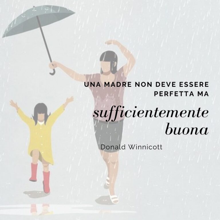 Una madre che tiene un ombrello mentre cammina nella pioggia con il suo bambino, con la citazione di Donald Winnicott sulla madre 'sufficientemente buona'