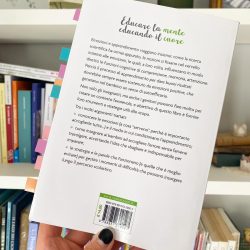 Retro del libro 'Educare la mente educando il cuore' di Veronica Togni, con descrizione dei temi trattati: emozioni, apprendimento, autostima e strategie educative per genitori e insegnanti.